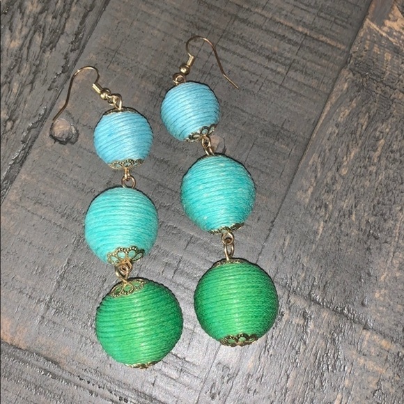 5/$25 Boho Blue Ombré Earrings Gold Colored Accents - Picture 1 of 3